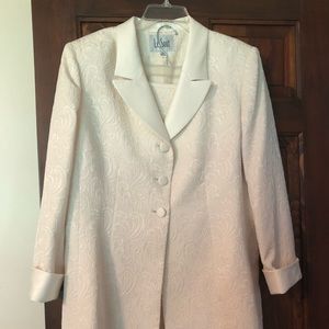 New with tags cream colored Le suit skirt suit